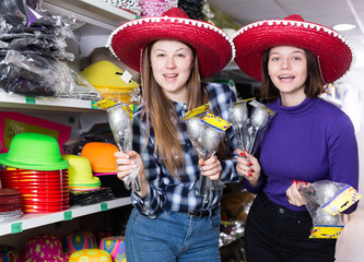 Girls in red sombrero holding maracas