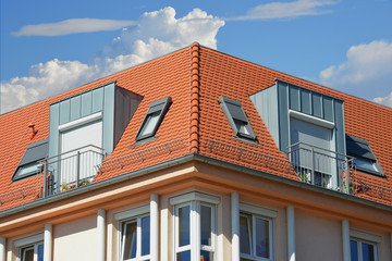 Dachgauben in Stehfalz-Zinkblechverkleidung am Ziegeldach eines Wohngebäudes Regenrinne und Regenfallrohr