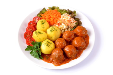 klopsy z ziemniakami,surówkami i pomidorem