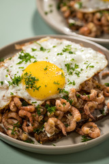 Krabbenbrot mit Friesischen Nordseekrabben, Schwarzbrot, Spiegelei und Petersilie