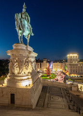 Obraz premium Rome (Italy) - Piazza Venezia square in blue hour during the Christmas holidays, with lights decorations and Christmas tree named Spelacchio