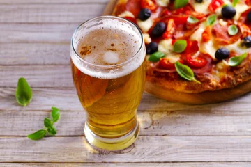 Foto auf Leinwand Glas Bier und Pizza auf Holztisch. Bier- und Lebensmittelkonzept. Ale. © freeskyline