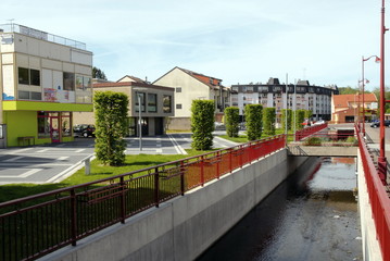 Ville de Creutzwald, le centre ville traversé par la Bisten, département de la Moselle, France