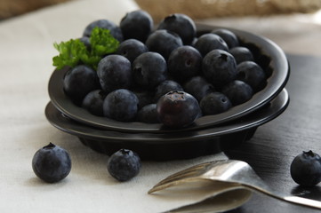 Heidelbeeren in der Schale , Vaccinium