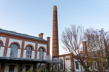 Fototapeta premium Schornstein der Fabrik in Oberwaltersdorf - Querformat