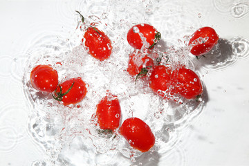 水中のミニトマト