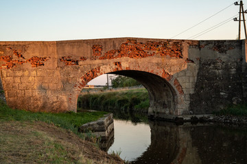Alte Brücke mit Ziegel