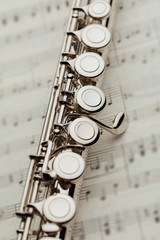 Obraz premium transverse flute on music sheet