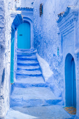 Chefchaouen blaue Stadtstraße in Marokko © matiplanas