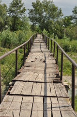 Fototapeta na wymiar vieux pont dans le village