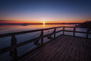 Fototapeta na wymiar Aussichtsplattform am Steinhuder Meer zum Sonnenaufgang