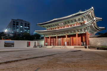 Fototapeta premium Donhwamun Gate at Changdeokgung Palace in Seoul, South Korea at Night