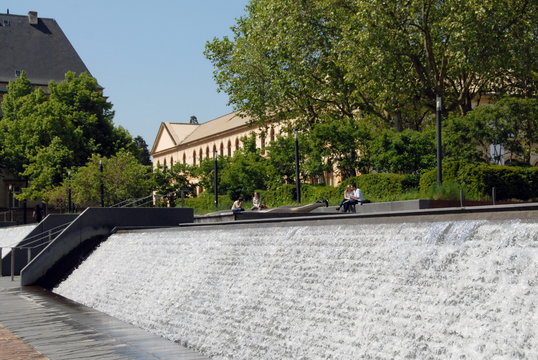 Mur d'eau et escalier dans les jardins du centre ville, Ville de Metz, Moselle, France