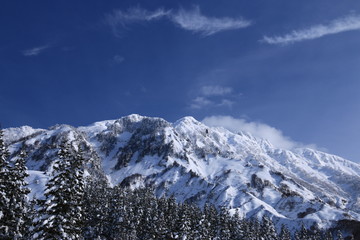 青と白の世界　八海山山頂遠景