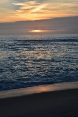 Obraz premium Sunset over the Pacific Ocean in Laguna Beach, CA.