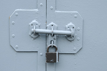 古い扉の南京錠