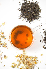 чай сухой и травы лежат на белом фоне 