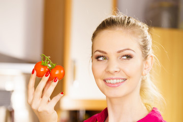 Woman hand holding tomates