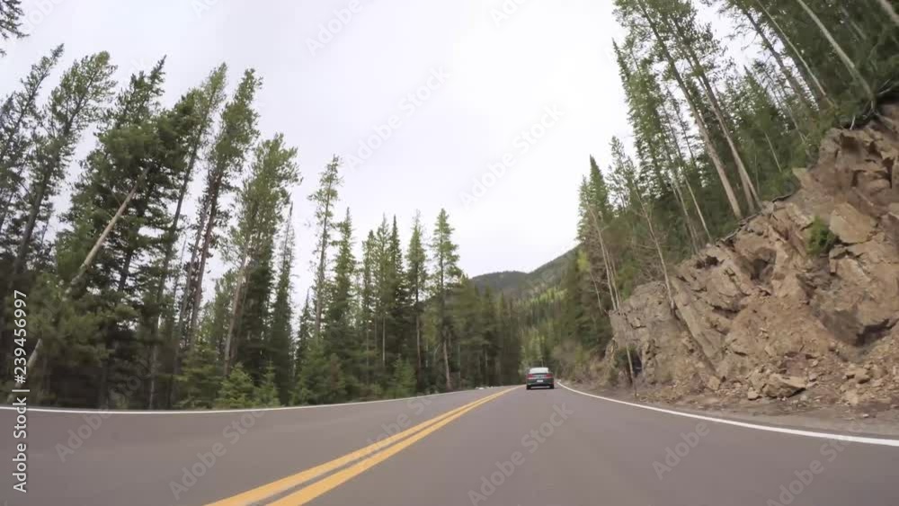Fototapete Driving on paved road in Rocky Mountain National Park.