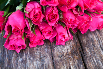 bouquet de roses sur fond de bois rustique