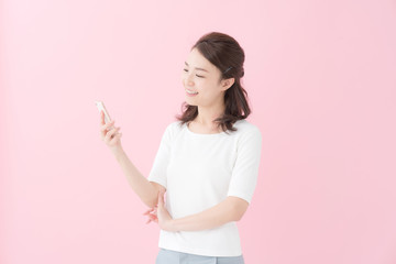 女性・スマートフォン