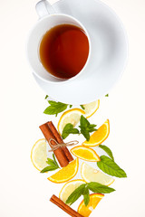 чай с лимоном и корицей на белом фоне 