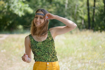 Obraz premium Hippie girl in a natural t-shirt on natural background