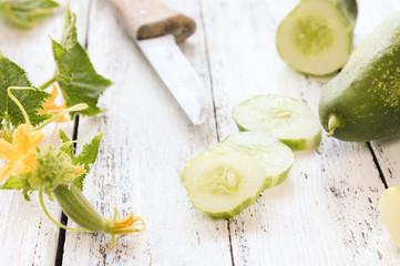 frische gurke einlegegurke gartengurke anschnitt scheiben Tisch