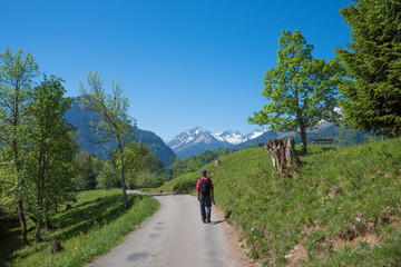 Wanderer im idyllischen Trettachtal Allgäu Landschaft