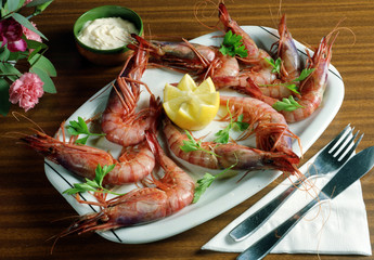 Una bandeja de langostinos a la plancha.