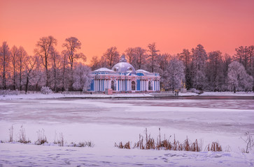 Вечернее небо и Грот Pavilion Grotto and pink sunset sky