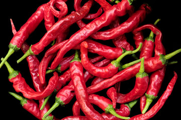 Красный острый перец на чёрном фоне.