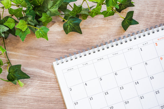 Calendar on the desk or table　デスクまたはテーブルの上のカレンダー