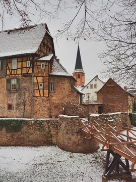 Burg Michelstadt im verschneiten winterlichen Mittelstadt - historische Stadt mitten im Odenwald - High Dynamic Range Image
