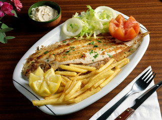 Plato combinado de Lenguado a la plancha con patatas fritas y 