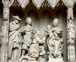Fototapeta na wymiar Adoration des rois Mages à la cathédrale Notre-Dame de Chartres, Eure-et-Loir, France