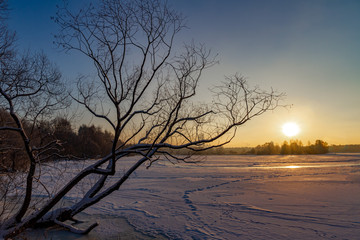 Fototapeta na wymiar winter sunrise on Moscow river. Russia
