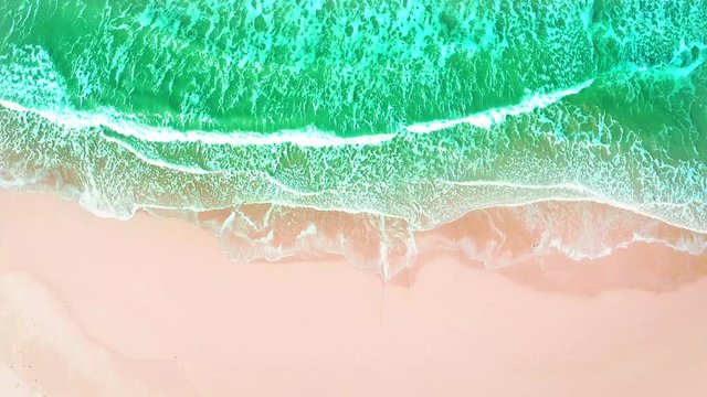 Veduta aerea di una spiaggia con conde al mare azzurro