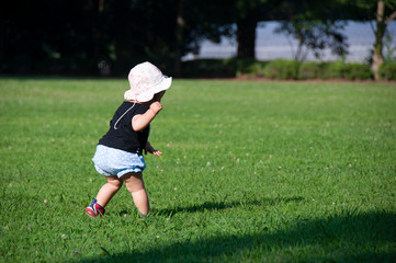 公園で遊ぶ幼児