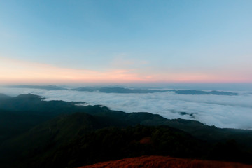 Fototapeta na wymiar beautiful Fog at the top of the mountain Before sunrise 