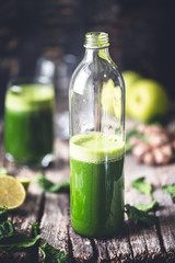 Smoothie ou Jus de Fruit Sain Epinard, Pomme, Gingembre
