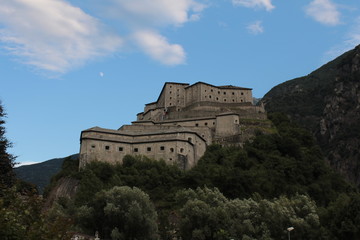 Fototapeta na wymiar Il forte di Bard domina la valle dalla cima di una collina