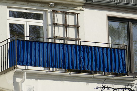 Balkon mit blauen Sichtschutz