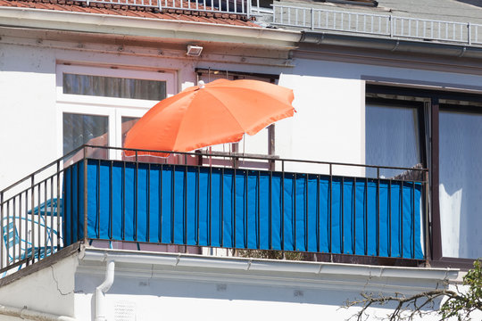 Balkon mit blauen Sichtschutz