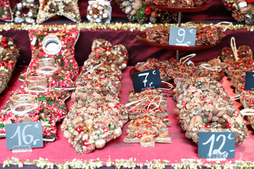 Herzen aus Holz auf einem Stand auf dem Nürnberger Christkindlesmarkt.