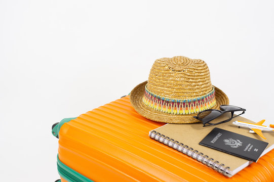 In summer time -Travel bag and straw hat - Image - Image