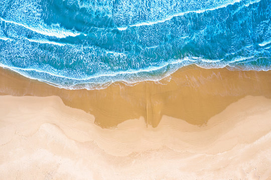 Vista aerea di una spiaggia con mare azzurro e onde