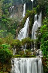 Panele Szklane  Wielki wodospad w Tajlandii. Piękny wodospad w zielonym lesie. Wodospad w tropikalnym lesie w parku narodowym Umpang, Tak, Tajlandia.