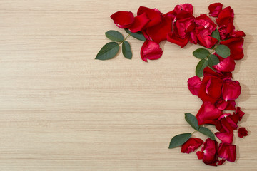 Naklejka na ściany i meble frame red roses petals on wooden