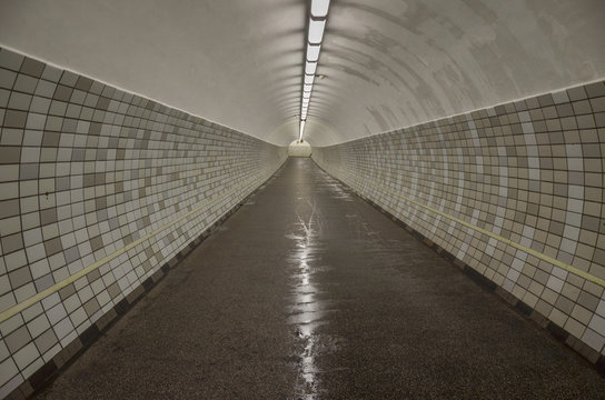 Fu&szlig;g&auml;ngertunnel in Rendsburg unter den Nord-Ostsee-Kanal .